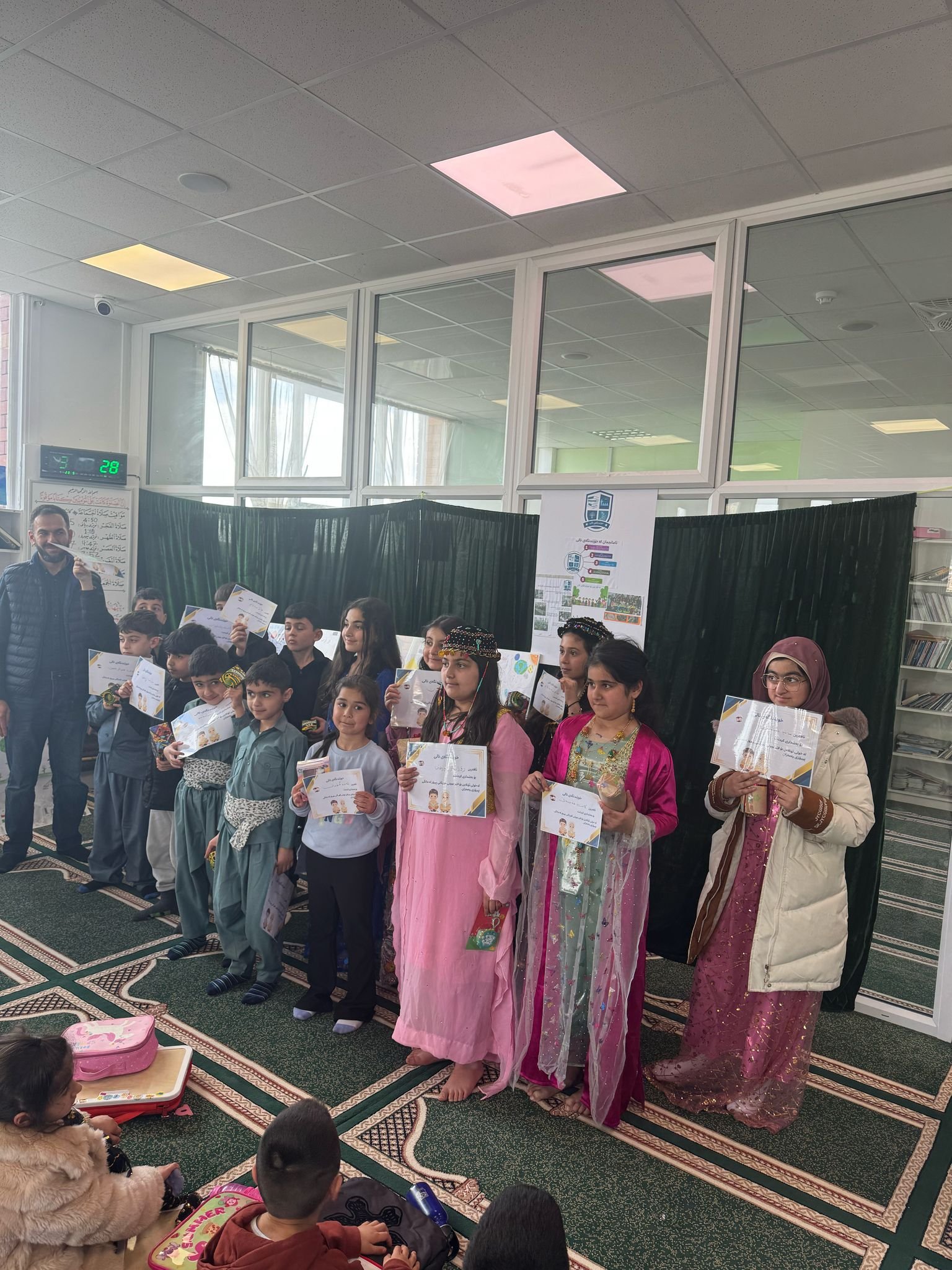 ئاهەنگیێکی خنجیلانە بەڕێوە چوو لە خوێندنگەی نالی بۆ خوێندکارە ئازیزەکانمان  بە بۆنەی جەژنی ڕەمەزانی پیرۆز و هەروەها ساڵیادی  نەتەوەی بۆنەی  نەورۆز کوردی